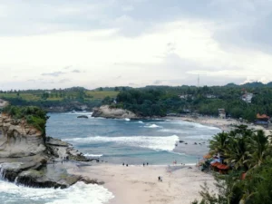 5 Pantai Selatan Malang dengan Pemandangan yang Masih Alami