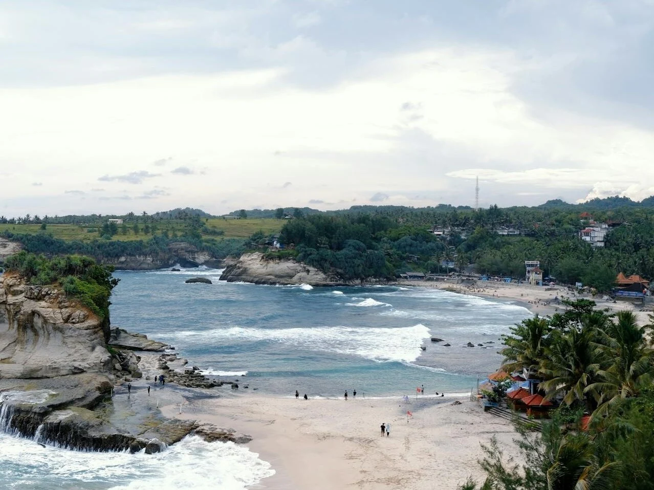 5 Pantai Selatan Malang dengan Pemandangan yang Masih Alami