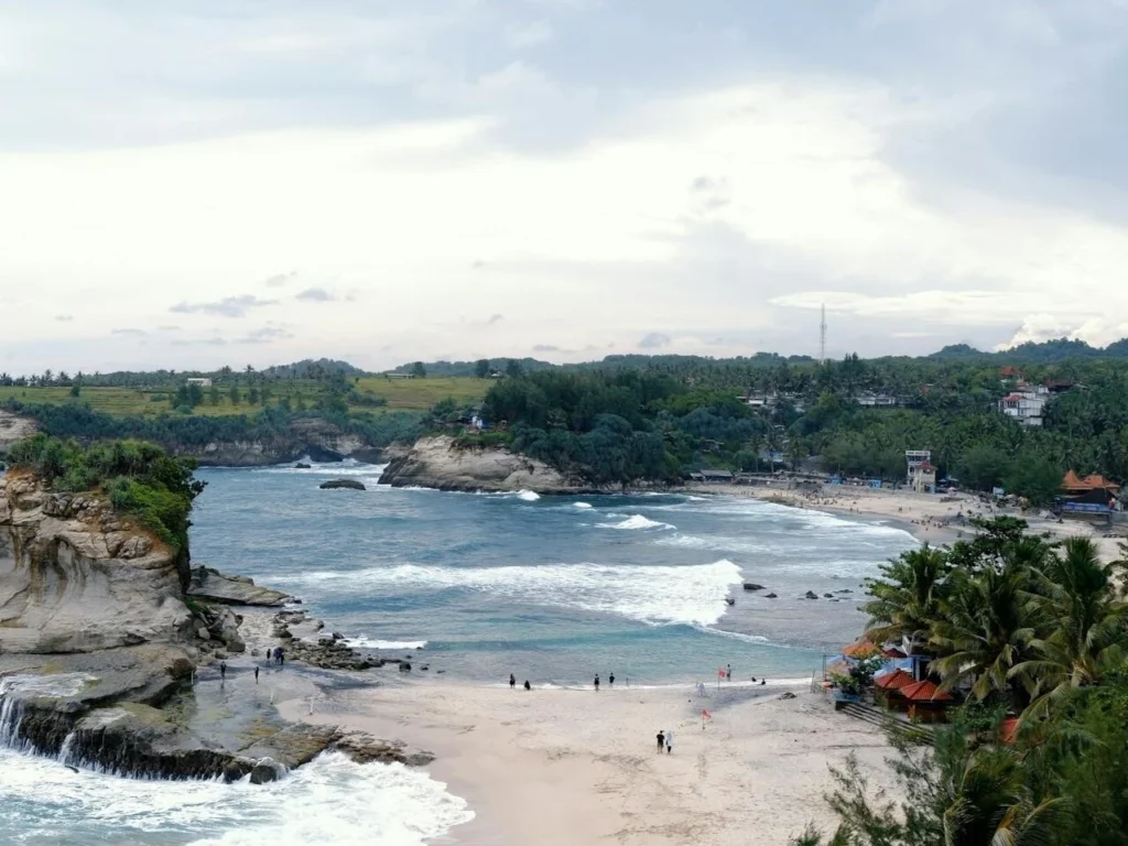 5 Pantai Selatan Malang dengan Pemandangan yang Masih Alami